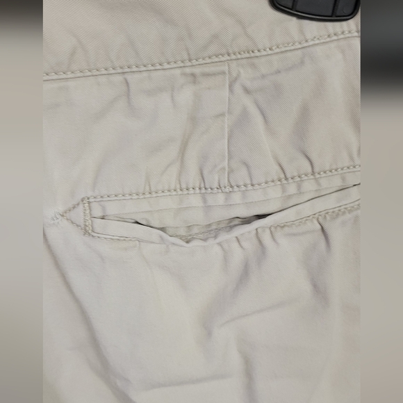 Dockers Mid-Rise Curvy 10 Shorts Khaki - Picture 8 of 11